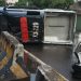 Carro da PC capota com sete presos na parte de trás