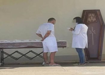 Preso consegue velar e ver pela última vez a própria mãe no caixão dentro de presídio