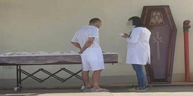 Preso consegue velar e ver pela última vez a própria mãe no caixão dentro de presídio