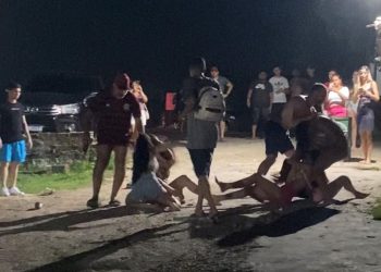 Vídeo: Ao som de funk, mulherada vai pra porrada e uma delas é puxada pelo cabelo em flutuante de Manaus