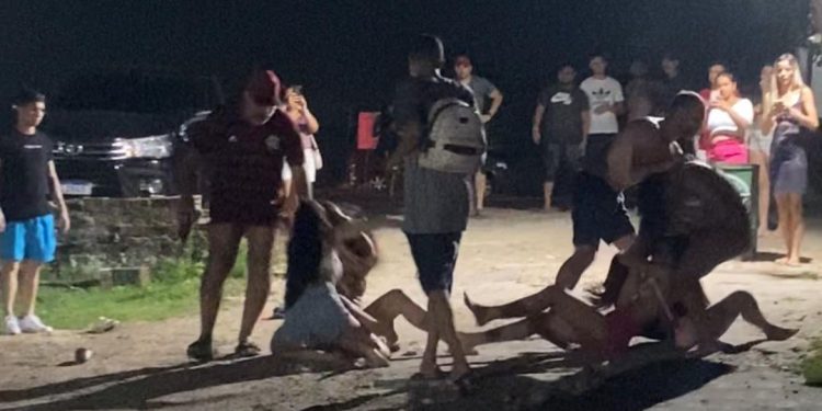 Vídeo: Ao som de funk, mulherada vai pra porrada e uma delas é puxada pelo cabelo em flutuante de Manaus