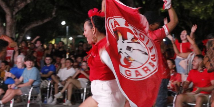 Transmissão do Festival de Parintins no Largo de São Sebastião é sucesso e hoje tem de novo