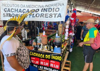 Cachaça do Índio conquista visitantes em Parintins e garante ter poderes medicinais