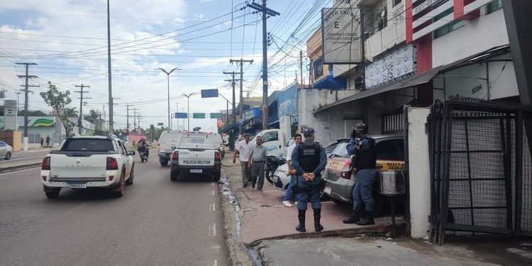 Autoescola na Constantino Nery é invadida por dupla e 15 pessoas são trancadas no banheiro
