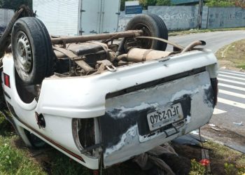 Motorista perde o controle e capota carro na zona Sul de Manaus
