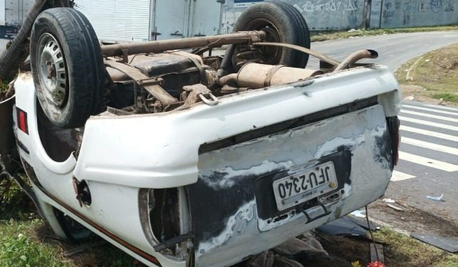 Motorista perde o controle e capota carro na zona Sul de Manaus