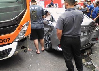 Mulher fica ferida após ter carro atingido por ônibus em Manaus