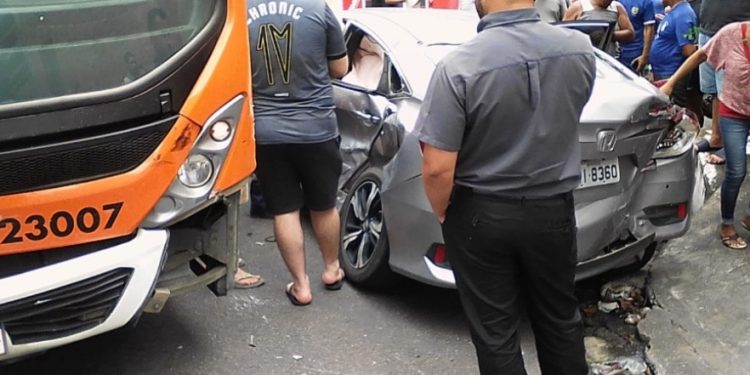 Mulher fica ferida após ter carro atingido por ônibus em Manaus