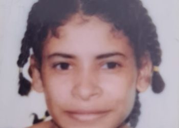 Mulher é vista andando pela avenida Brasil, pouco antes de sumir em Manaus