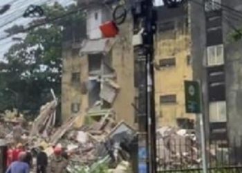Cerca de 19 pessoas ficam sobre destroços após prédio desabar