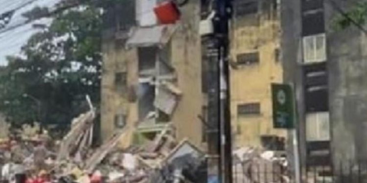 Cerca de 19 pessoas ficam sobre destroços após prédio desabar