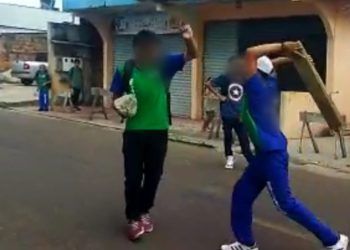 Vídeo forte: estudantes de escola pública do Amazonas trocam pauladas e pedradas