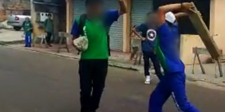 Vídeo forte: estudantes de escola pública do Amazonas trocam pauladas e pedradas