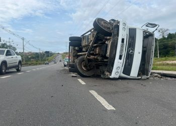 Motorista perde controle e caminhão de lixo tomba