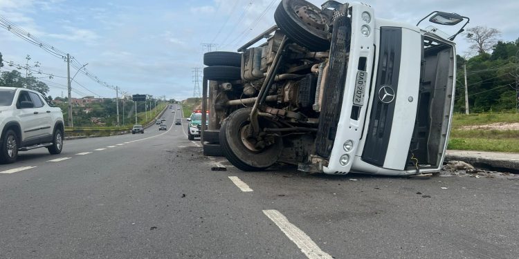 Motorista perde controle e caminhão de lixo tomba