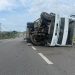 Motorista perde controle e caminhão de lixo tomba