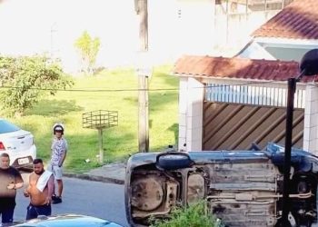 Carro é arremessado e atinge outro durante acidente em conjunto de Manaus
