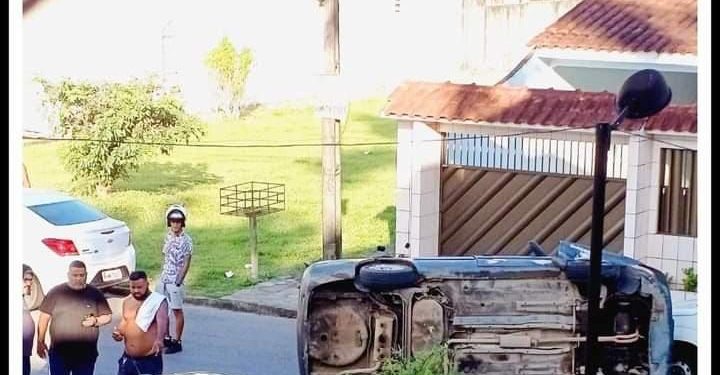 Carro é arremessado e atinge outro durante acidente em conjunto de Manaus