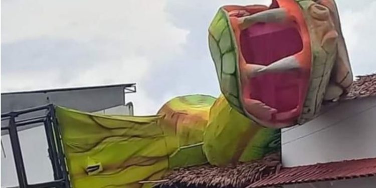 Alegoria do Garantido cai em cima de uma casa em Parintins