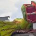 Alegoria do Garantido cai em cima de uma casa em Parintins