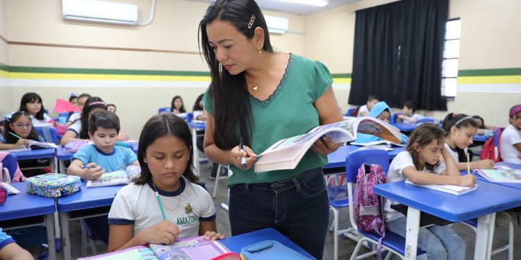 Mais de 600 escolas de Manaus e interior receberam 400 mil alunos na volta às aulas