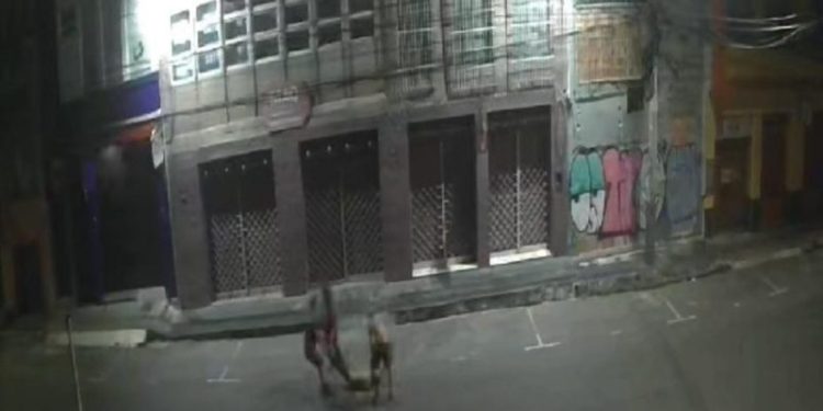 Vídeo mostra trio arrastando corpo de homem após ser morto no Centro de Manaus; veja