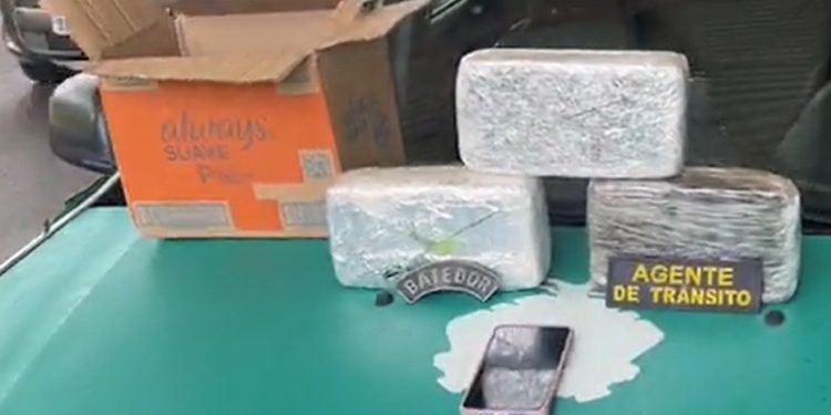 Policiais acham drogas dentro de caixas de absorventes em veículo na BR-174