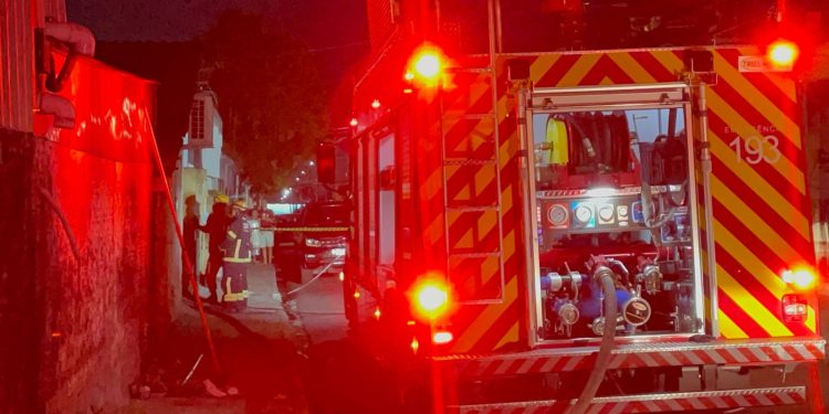 Idosa fica ferida após incêndio atingir cozinha de bar do Parque 10