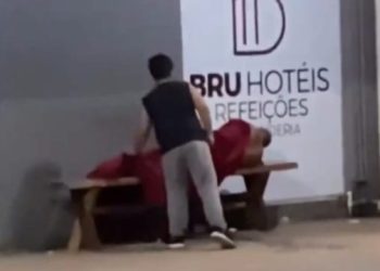 Vídeo: criança pede à mãe para cobrir morador de rua e viraliza nas redes sociais