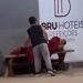 Vídeo: criança pede à mãe para cobrir morador de rua e viraliza nas redes sociais