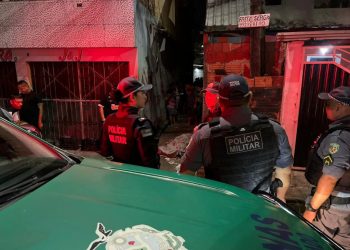 Sem chance de defesa, homem é morto com mais de 10 tiros em beco no Petrópolis