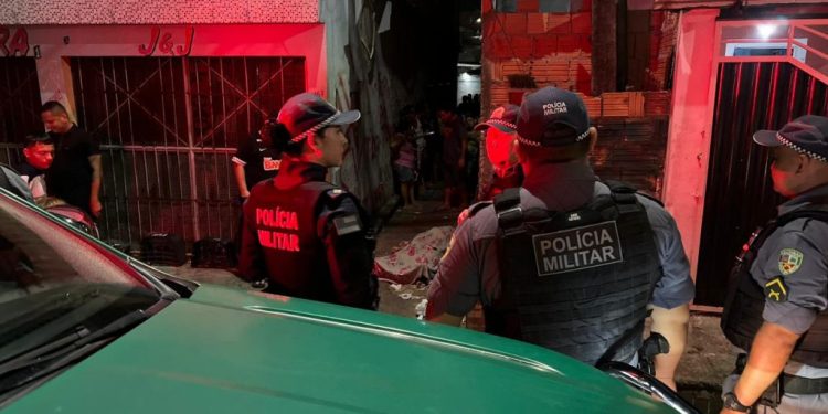 Sem chance de defesa, homem é morto com mais de 10 tiros em beco no Petrópolis