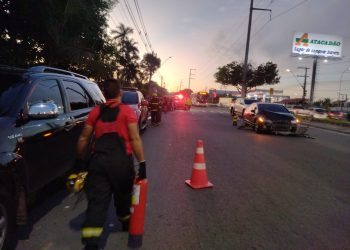 Carro fica a beira de abismo e idoso ferido após acidente na zona Leste