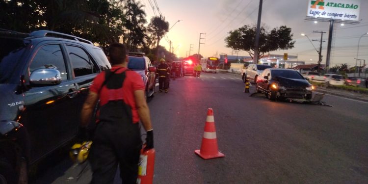 Carro fica a beira de abismo e idoso ferido após acidente na zona Leste