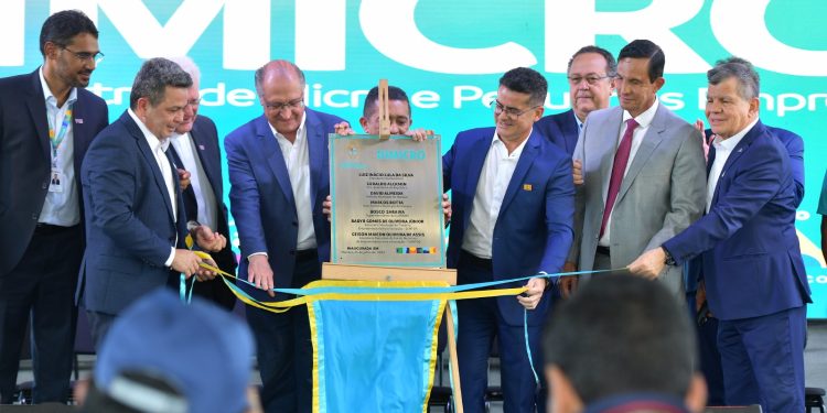 Prefeito inaugura Dimicro e anuncia construção de escola técnica para formar profissionais para ZFM