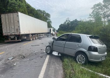 Vídeo: Embriagado, motorista invade contramão e atinge carreta da Bemol