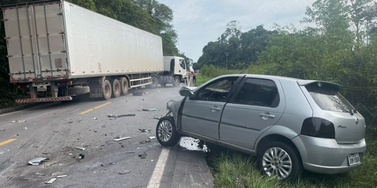Vídeo: Embriagado, motorista invade contramão e atinge carreta da Bemol