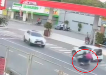 Veja momento em que carro na contramão acerta motoqueiro com tudo no Parque 10; vídeo