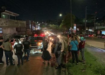 Embriagado, homem tenta atravessar avenida, mas é atropelado por três carros