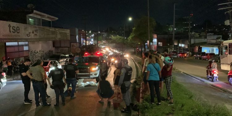 Embriagado, homem tenta atravessar avenida, mas é atropelado por três carros