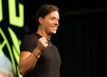 Pastor André Valadão diz em culto que se pudesse ‘matava’ os LGBTQIAPN+ e que fiéis têm que agir