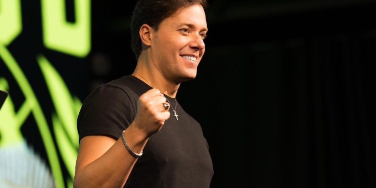 Pastor André Valadão diz em culto que se pudesse ‘matava’ os LGBTQIAPN+ e que fiéis têm que agir