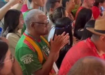 Quietinho, presidente afastado do Garantido assiste primeira noite do festival de longe