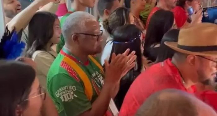 Quietinho, presidente afastado do Garantido assiste primeira noite do festival de longe