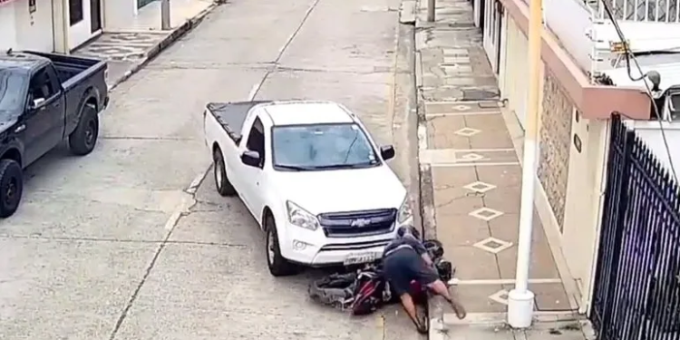 Veja: Motorista passa por cima de ladrão ao ver mulher sendo assaltada
