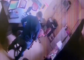 Vídeo mostra dupla agindo com violência em assalto em autoescola de Manaus; veja