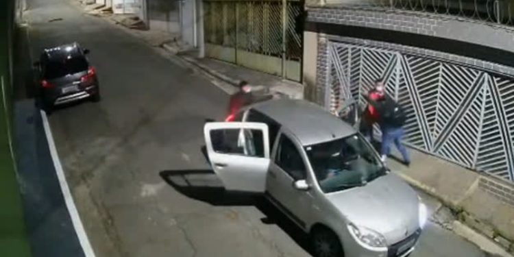 Vídeo: policial reage a assalto, atira nos bandidos e coloca todos para correr