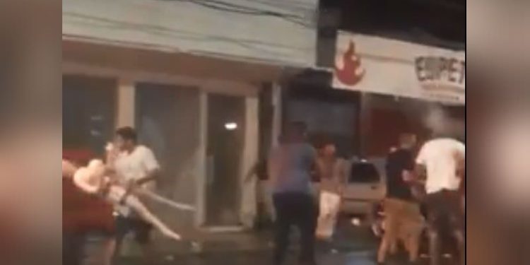 Disputa por boneca inflável vira porradal generalizado em frente à cabaré