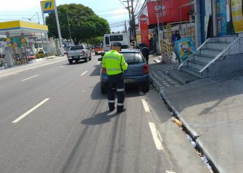 Em uma só tarde, IMMU autua mais de 30 carros por estacionamento irregular em Manaus