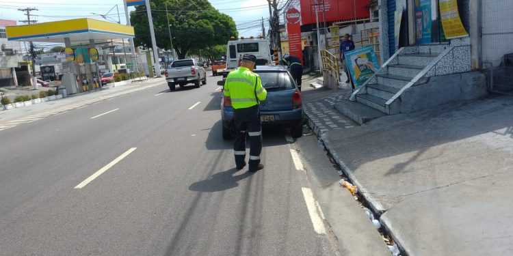 Em uma só tarde, IMMU autua mais de 30 carros por estacionamento irregular em Manaus